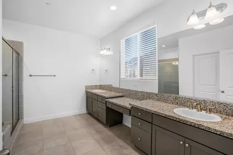 Bath - 1807 Las Rosas Ave, Clovis, CA 93619 photo 1 of 4