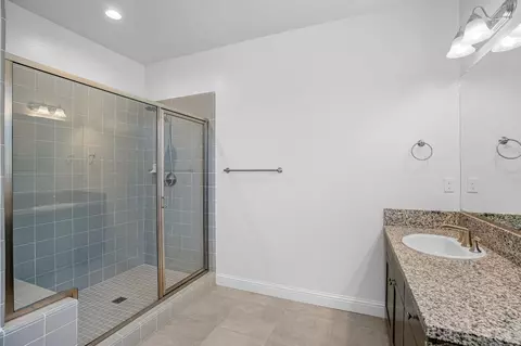 Bath - 1807 Las Rosas Ave, Clovis, CA 93619 photo 2 of 4