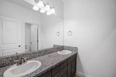 Bath - 1807 Las Rosas Ave, Clovis, CA 93619 photo 3 of 4