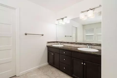Bath - 1523 N Reunion Way, Clovis, CA 93619 photo 4 of 5
