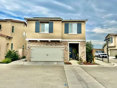 Exterior - 905 Wishon Ave W, Madera, CA 93636 photo 3 of 7