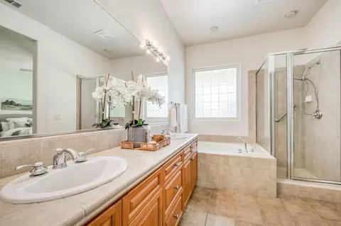 Bath - 1975 Lester Ave, Clovis, CA 93619 photo 5 of 6