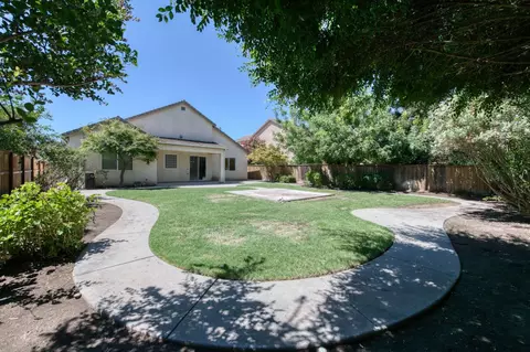 Exterior - 1975 Lester Ave, Clovis, CA 93619 photo 7 of 8