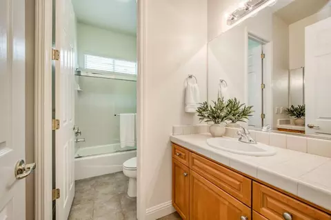 Bath - 1975 Lester Ave, Clovis, CA 93619 photo 2 of 6