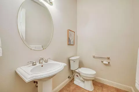 Bath - 1975 Lester Ave, Clovis, CA 93619 photo 1 of 6