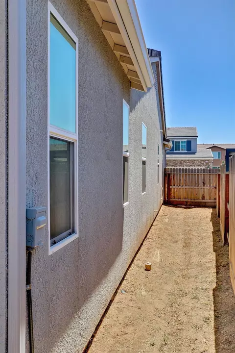 Exterior - 4049 San Jose Ave, Clovis, CA 93619 photo 4 of 6