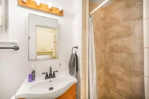 Bath - 1439 Gary St, Selma, CA 93662 photo 1 of 2