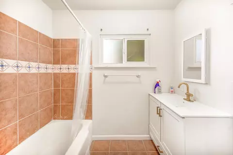 Bath - 1439 Gary St, Selma, CA 93662 photo 2 of 2