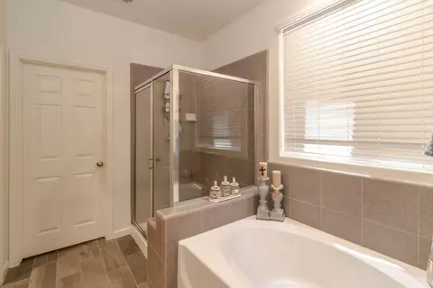 Bath - 3971 Saginaw Ave, Clovis, CA 93619 photo 3 of 4