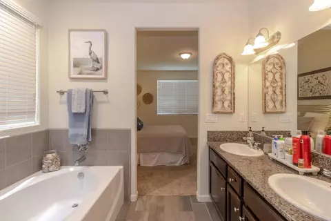 Bath - 3971 Saginaw Ave, Clovis, CA 93619 photo 4 of 4