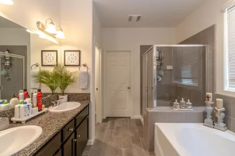 Bath - 3971 Saginaw Ave, Clovis, CA 93619 photo 2 of 4