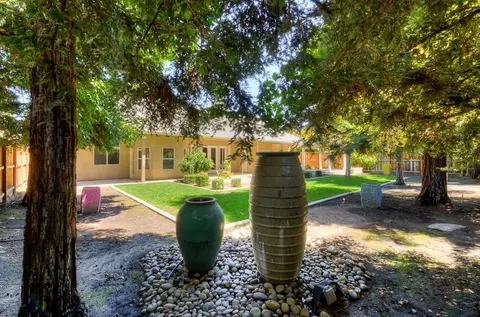 Exterior - 274 W Lester Ave, Clovis, CA 93619 photo 9 of 19