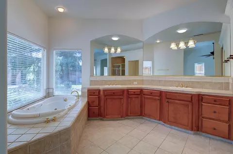 Bath - 274 W Lester Ave, Clovis, CA 93619 photo 1 of 4