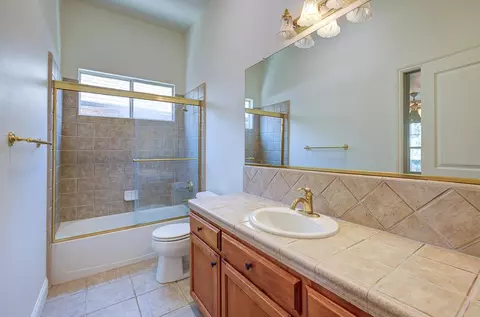 Bath - 274 W Lester Ave, Clovis, CA 93619 photo 4 of 4