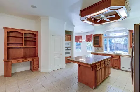 Kitchen - 274 W Lester Ave, Clovis, CA 93619 photo 2 of 4