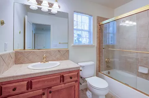 Bath - 274 W Lester Ave, Clovis, CA 93619 photo 3 of 4