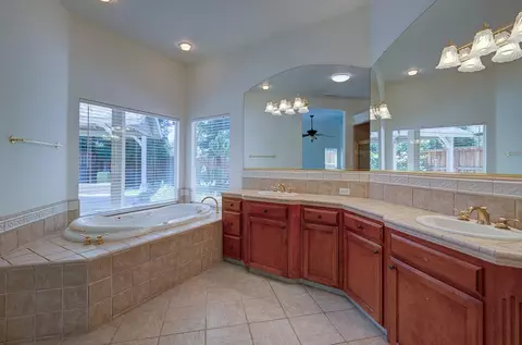 Bath - 274 W Lester Ave, Clovis, CA 93619 photo 2 of 4