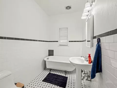 Bath - 16150 E Mckinley Ave, Sanger, CA 93657 photo 3 of 3