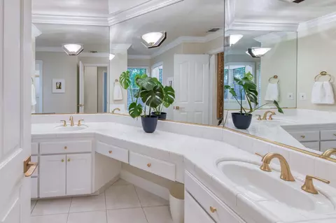 Bath - 856 E Sutton Dr, Fresno, CA 93720 photo 2 of 4