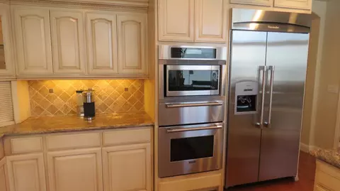 Kitchen - 15641 Oak Dr, Kerman, CA 93630 photo 1 of 5