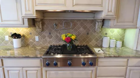 Kitchen - 15641 Oak Dr, Kerman, CA 93630 photo 4 of 5