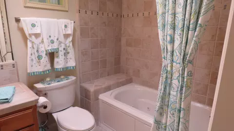 Bath - 15641 Oak Dr, Kerman, CA 93630 photo 3 of 3