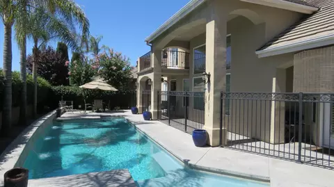 Exterior - 15641 Oak Dr, Kerman, CA 93630 photo 2 of 3