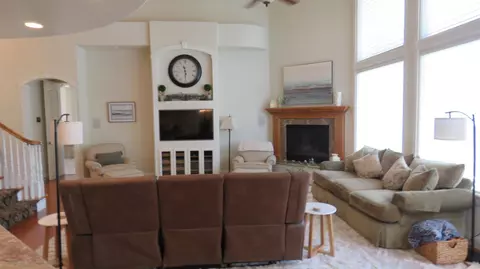 Living - 15641 Oak Dr, Kerman, CA 93630 photo 2 of 2