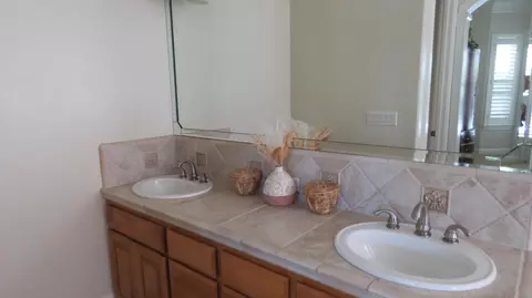 Bath - 15641 Oak Dr, Kerman, CA 93630 photo 2 of 3