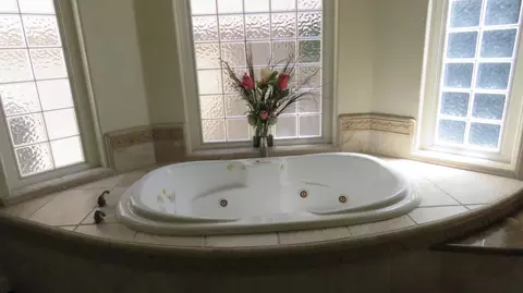 Bath - 15641 Oak Dr, Kerman, CA 93630 photo 1 of 3