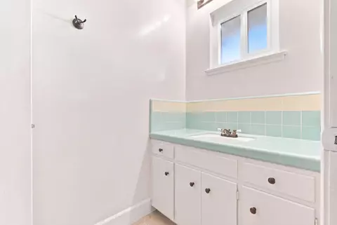 Bath - 601 Williams Ave, Madera, CA 93637 photo 2 of 3