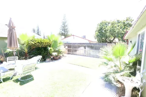 Exterior - 1058 Pierce Dr, Clovis, CA 93612 photo 3 of 5