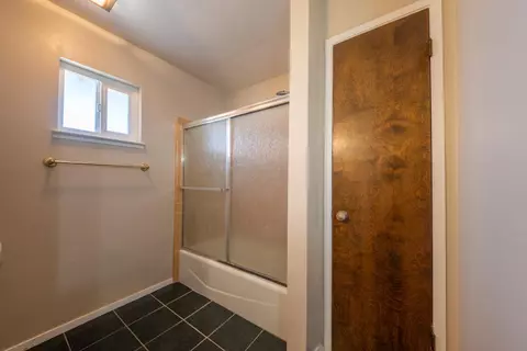 Bath - 1058 Pierce Dr, Clovis, CA 93612 photo 2 of 5