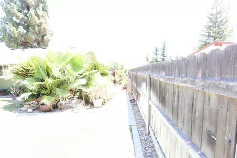 Exterior - 1058 Pierce Dr, Clovis, CA 93612 photo 5 of 5