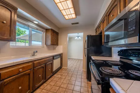 Kitchen - 1058 Pierce Dr, Clovis, CA 93612 photo 2 of 2