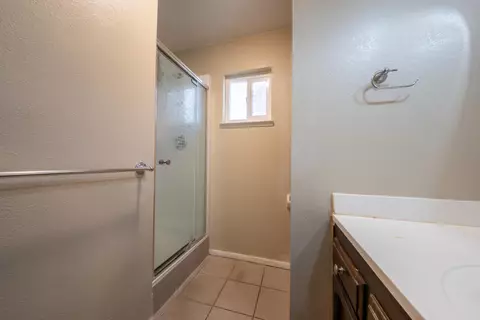 Bath - 1058 Pierce Dr, Clovis, CA 93612 photo 5 of 5