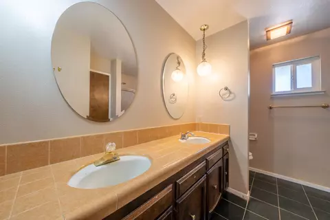 Bath - 1058 Pierce Dr, Clovis, CA 93612 photo 1 of 5
