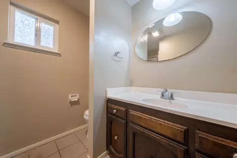 Bath - 1058 Pierce Dr, Clovis, CA 93612 photo 4 of 5