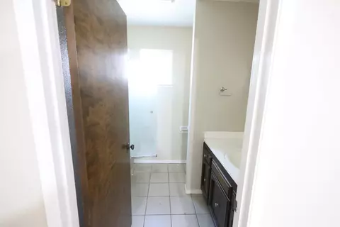 Bath - 1058 Pierce Dr, Clovis, CA 93612 photo 5 of 5