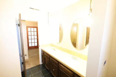 Bath - 1058 Pierce Dr, Clovis, CA 93612 photo 2 of 5