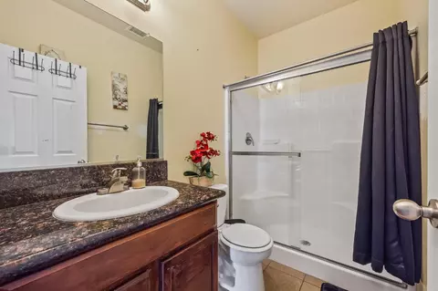 Bath - 1751 Mitchell St, Selma, CA 93662 photo 2 of 6