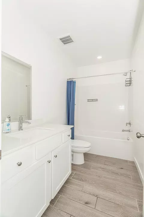 Bath - 1021 Plum Tree Ave, Clovis, CA 93619 photo 2 of 2