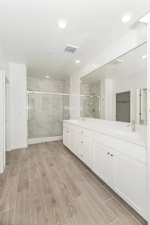 Bath - 1021 Plum Tree Ave, Clovis, CA 93619 photo 1 of 2