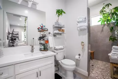 Bath - 13212 E Shaw Ave, Sanger, CA 93657 photo 4 of 4