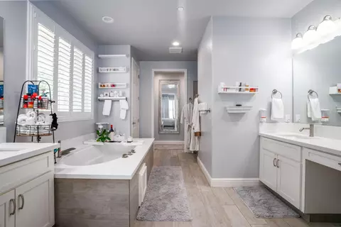 Bath - 13212 E Shaw Ave, Sanger, CA 93657 photo 2 of 4