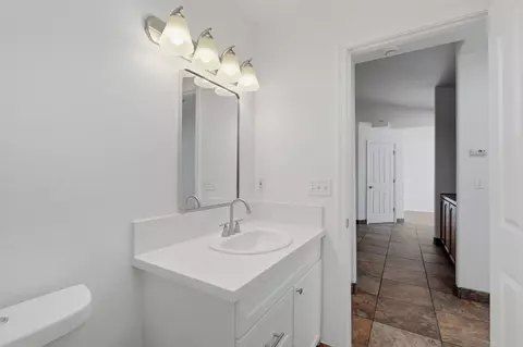 Bath - 942 Boxwood Ln, Lemoore, CA 93245 photo 2 of 4