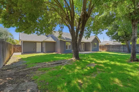 Exterior - 942 Boxwood Ln, Lemoore, CA 93245 photo 3 of 4