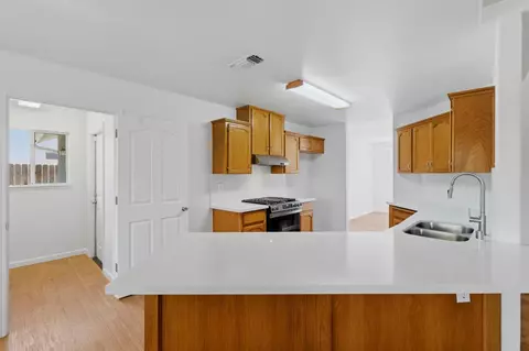 Entry Way - 942 Boxwood Ln, Lemoore, CA 93245 photo 2 of 2