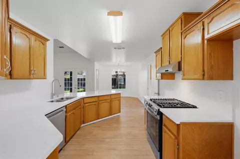 Kitchen - 942 Boxwood Ln, Lemoore, CA 93245 photo 4 of 4