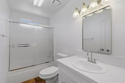 Bath - 942 Boxwood Ln, Lemoore, CA 93245 photo 1 of 4